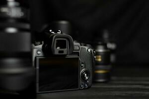 appareil photo canon eos r avec objectifs canon sur tableau noir. canon eos r est un appareil photo à objectif interchangeable sans miroir plein cadre de 30 mégapixels lancé par canon en 2018