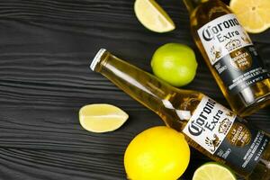 Kharkov, Ukraine - 9 décembre 2020 bouteilles de bière corona extra avec tranches de citron vert. corona produit par grupo modelo avec anheuser busch inbev la bière importée la plus populaire aux états-unis photo