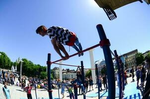 kharkiv, ukraine - 27 mai 2018 spectacle d'entraînement de rue lors du festival annuel des cultures de rue photo