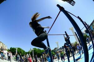 kharkiv, ukraine - 27 mai 2018 spectacle d'entraînement de rue lors du festival annuel des cultures de rue photo