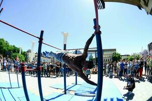 kharkiv, ukraine - 27 mai 2018 spectacle d'entraînement de rue lors du festival annuel des cultures de rue photo