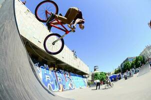 kharkiv, ukraine - 27 mai 2018 coureurs de bmx freestyle dans un skatepark pendant le festival annuel des cultures de rue photo