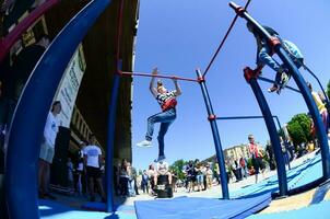 kharkiv, ukraine - 27 mai 2018 spectacle d'entraînement de rue lors du festival annuel des cultures de rue photo