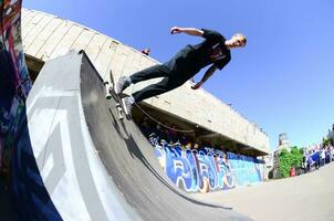 kharkiv, ukraine - 27 mai 2018, concours de planche à roulettes dans un skate park en plein air pendant le festival annuel des cultures de rue photo