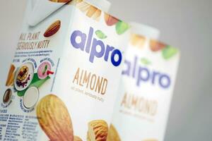 kharkov, ukraine - 2 juillet 2020 packs de lait d'amande et de noisette alpro produits par une société européenne de wevelgem, belgique photo