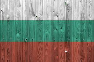drapeau de la bulgarie représenté dans des couleurs de peinture vives sur un vieux mur en bois. bannière texturée sur fond rugueux photo