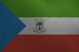 équatorial Guinée drapeau représenté dans peindre couleurs sur vieux brossé métal assiette ou mur fermer. texturé bannière sur rugueux Contexte photo