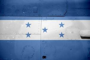 drapeau du honduras représenté sur la partie latérale d'un gros plan d'hélicoptère blindé militaire. arrière-plan conceptuel des avions des forces armées photo