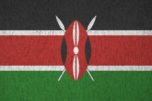 Kenya drapeau représenté dans brillant peindre couleurs sur vieux le soulagement plâtrage mur. texturé bannière sur rugueux Contexte photo