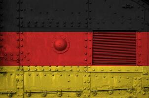 Allemagne drapeau représenté sur côté partie de militaire blindé réservoir fermer. armée les forces conceptuel Contexte photo
