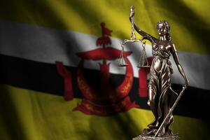 brunei Darussalam drapeau avec statue de Dame Justice et judiciaire Balance dans foncé chambre. concept de jugement et Châtiment photo