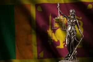 sri lanka drapeau avec statue de Dame Justice et judiciaire Balance dans foncé chambre. concept de jugement et Châtiment photo