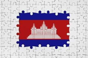 Cambodge drapeau dans Cadre de blanc puzzle pièces avec disparu central partie photo