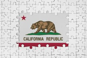 Californie nous Etat drapeau dans Cadre de blanc puzzle pièces avec disparu central partie photo