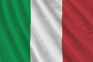 drapeau italien avec de grands plis agitant de près sous la lumière du studio à l'intérieur. les symboles et couleurs officiels de la bannière photo