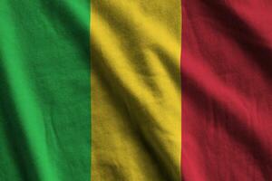 drapeau du mali avec de grands plis agitant de près sous la lumière du studio à l'intérieur. les symboles et couleurs officiels de la bannière photo