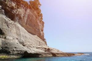 paysage de montagnes rocheuses naturelles de turquie au-dessus de l'eau de mer bleue photo