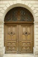vieille texture de porte en bois antique dans un style médiéval européen photo