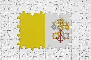 Vatican ville Etat drapeau dans Cadre de blanc puzzle pièces avec disparu central partie photo