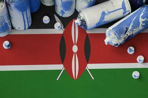 Kenya drapeau et peu utilisé aérosol vaporisateur canettes pour graffiti peinture. rue art culture concept photo