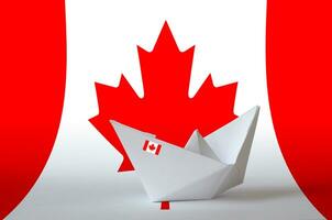 Canada drapeau représenté sur papier origami navire fermer. Fait main les arts concept photo
