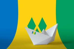 Saint Vincent et le grenadines drapeau représenté sur papier origami navire fermer. Fait main les arts concept photo