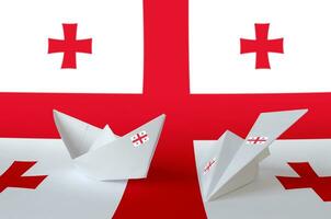 Géorgie drapeau représenté sur papier origami avion et bateau. Fait main les arts concept photo