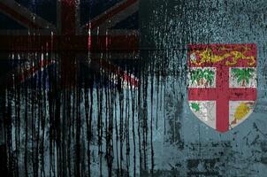 Fidji drapeau représenté dans peindre couleurs sur vieux et sale pétrole baril mur fermer. texturé bannière sur rugueux Contexte photo