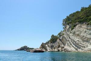 paysage de montagnes rocheuses naturelles de turquie au-dessus de l'eau de mer bleue photo