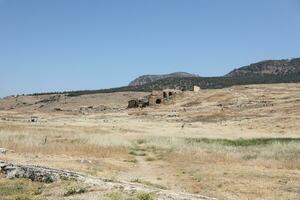 antalya, dinde - mai 15, 2021 ruines de ancien ville hierapolis près Pamukale, dinde à ensoleillé journée. les pièces de vieux historique bâtiments avec gros blocs photo