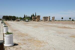 antalya, dinde - mai 15, 2021 ruines de ancien ville hierapolis près Pamukale, dinde à ensoleillé journée. les pièces de vieux historique bâtiments avec gros blocs photo