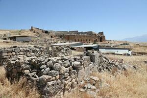 antalya, dinde - mai 15, 2021 ruines de ancien ville hierapolis près Pamukale, dinde à ensoleillé journée. les pièces de vieux historique bâtiments avec gros blocs photo