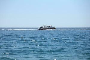 antalya, dinde - mai 15, 2021 luxueux gonflable nervure la vitesse bateau croisière dans méditerranéen Profond mer photo