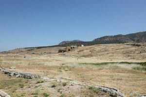 antalya, dinde - mai 15, 2021 ruines de ancien ville hierapolis près Pamukale, dinde à ensoleillé journée. les pièces de vieux historique bâtiments avec gros blocs photo