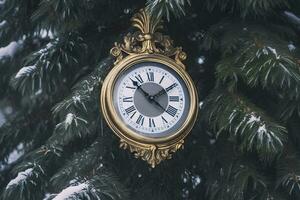 ancien l'horloge en plein air dans l'hiver. neural réseau ai généré photo