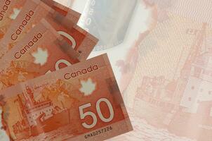 50 canadien dollars factures mensonges dans empiler sur Contexte de gros semi-transparent billet de banque. abstrait affaires Contexte photo