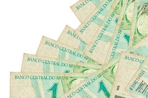 1 vrais billets brésiliens se trouvent dans un ordre différent isolé sur blanc. concept bancaire local ou de création d'argent photo