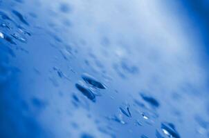 l'eau gouttes, pluie gouttes. fantôme classique bleu Couleur photo