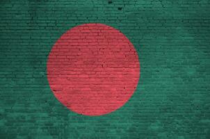 bangladesh drapeau représenté dans peindre couleurs sur vieux brique mur. texturé bannière sur gros brique mur maçonnerie Contexte photo