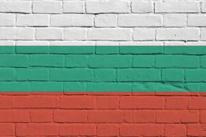Bulgarie drapeau représenté dans peindre couleurs sur vieux brique mur. texturé bannière sur gros brique mur maçonnerie Contexte photo