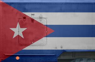 Cuba drapeau représenté sur côté partie de militaire blindé un camion fermer. armée les forces conceptuel Contexte photo