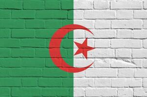 Algérie drapeau représenté dans peindre couleurs sur vieux brique mur. texturé bannière sur gros brique mur maçonnerie Contexte photo