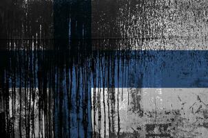 Finlande drapeau représenté dans peindre couleurs sur vieux et sale pétrole baril mur fermer. texturé bannière sur rugueux Contexte photo