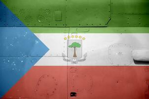 équatorial Guinée drapeau représenté sur côté partie de militaire blindé hélicoptère fermer. armée les forces avion conceptuel Contexte photo