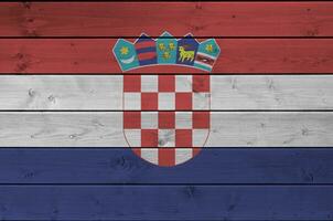 Croatie drapeau représenté dans brillant peindre couleurs sur vieux en bois mur. texturé bannière sur rugueux Contexte photo