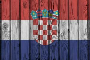 Croatie drapeau représenté dans brillant peindre couleurs sur vieux en bois mur. texturé bannière sur rugueux Contexte photo