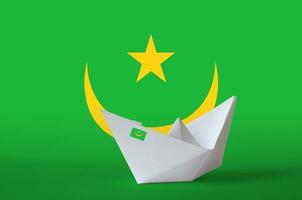 Mauritanie drapeau représenté sur papier origami navire fermer. Fait main les arts concept photo