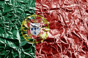 le Portugal drapeau représenté dans peindre couleurs sur brillant froissé aluminium déjouer fermer. texturé bannière sur rugueux Contexte photo