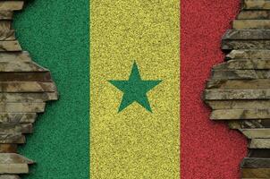 Sénégal drapeau représenté dans peindre couleurs sur vieux pierre mur fermer. texturé bannière sur Roche mur Contexte photo