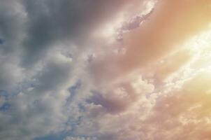 fond de ciel bleu avec des nuages blancs moelleux dans la journée à l'extérieur photo